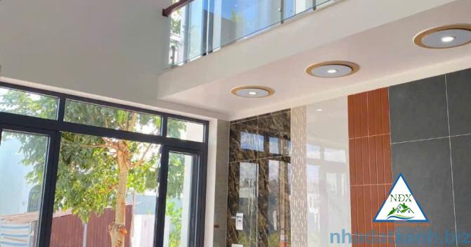 🏠 NHÀ TRỆT LỬNG LIỀN KỀ CÓ BAN CÔNG ĐÃ HOÀN THIỆN VỊ TRÍ ĐẸP GẦN GÓC NGÃ 4 ĐS6 KDC ĐÔNG PHÚ