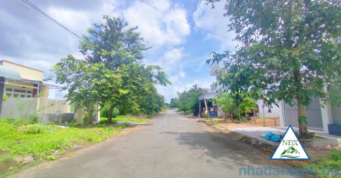 VỊ TRÍ NỀN SÁNG ĐẸP GẦN TRƯỜNG CẤP 2 & MẪU GIÁO  Bán Nền 100m² - Đường B2 - KDC Tân Phú