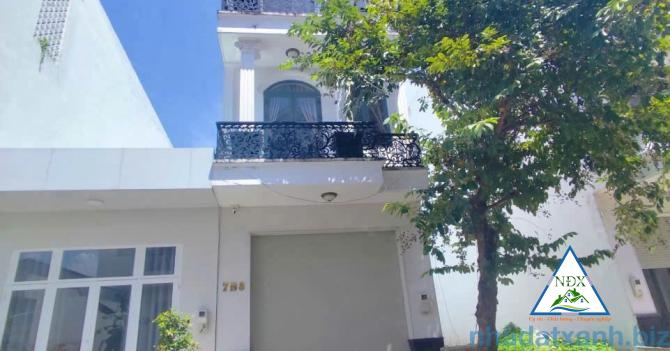 VỊ TRÍ NHÀ ĐOẠN NGOÀI GẦN CHỢ GẦN TRƯỜNG HỌC & GẦN SIÊU THỊ GO  CG Bán Nhà 1 Trệt 2 Lầu Đường B3 (Đ