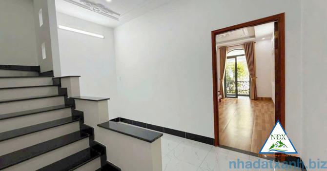 VỊ TRÍ NHÀ ĐOẠN NGOÀI GẦN CHỢ GẦN TRƯỜNG HỌC & GẦN SIÊU THỊ GO  CG Bán Nhà 1 Trệt 2 Lầu Đường B3 (Đ
