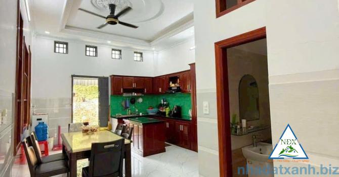 VỊ TRÍ NHÀ ĐOẠN NGOÀI GẦN CHỢ GẦN TRƯỜNG HỌC & GẦN SIÊU THỊ GO  CG Bán Nhà 1 Trệt 2 Lầu Đường B3 (Đ